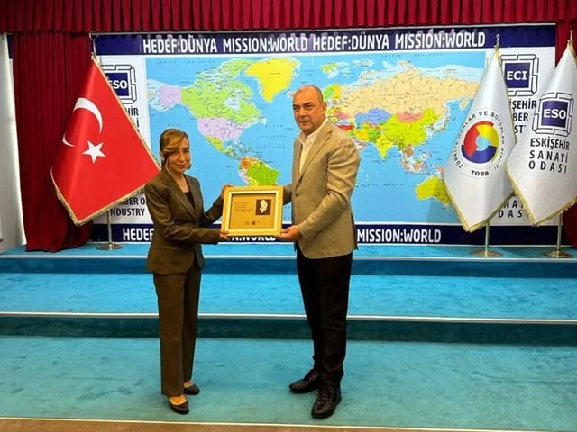 Presentation of a plaque at the ESO panel