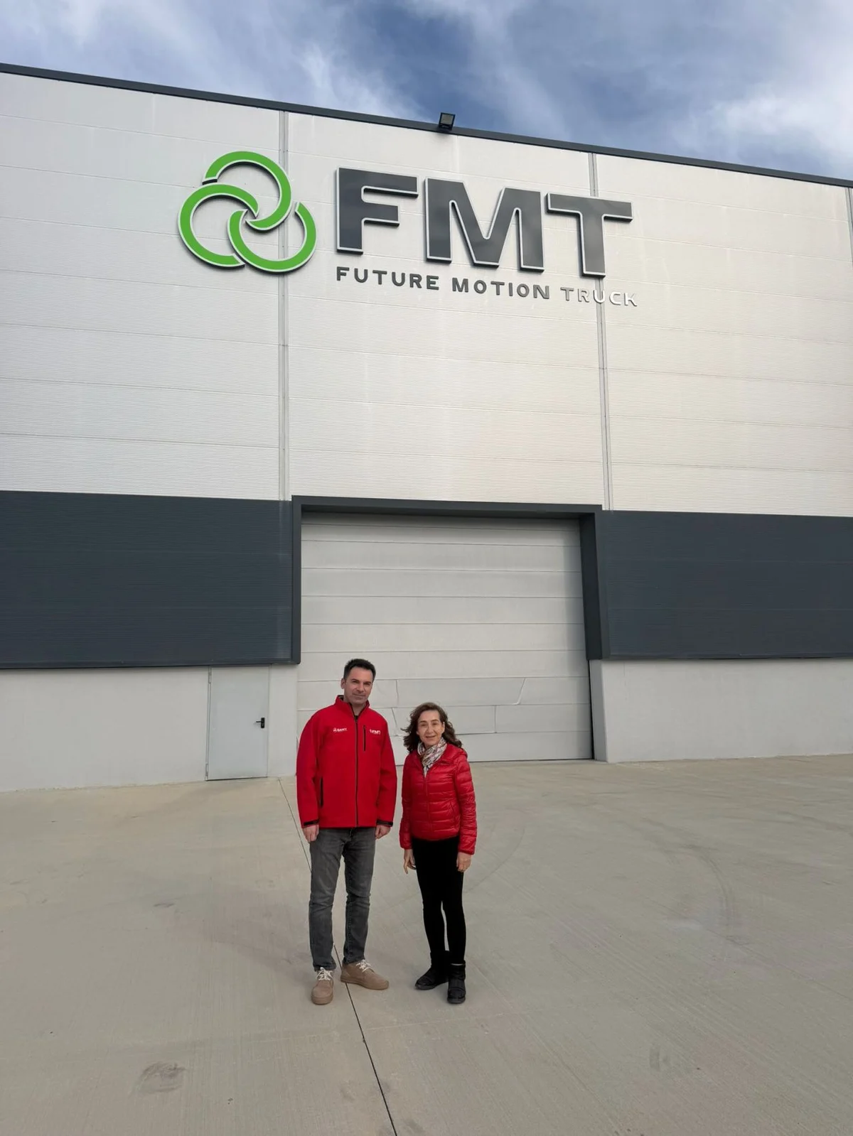 Nilüfer Arıak and Fatih Bilgen in front of the FMT Future Motion Truck facility