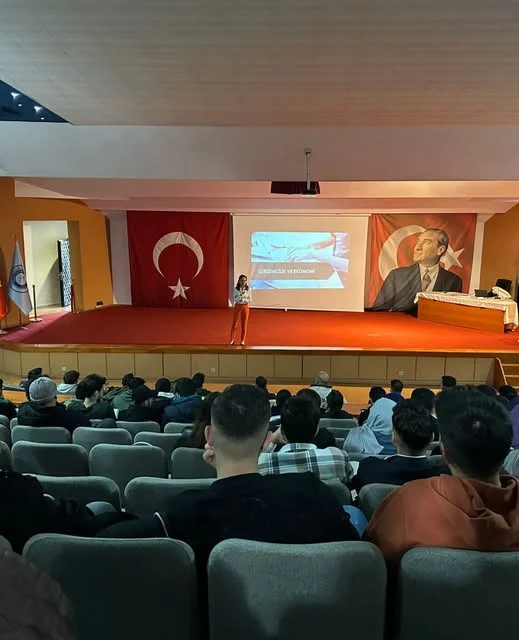 Gazi Üniversitesi OSTİM MYO sunum salonu