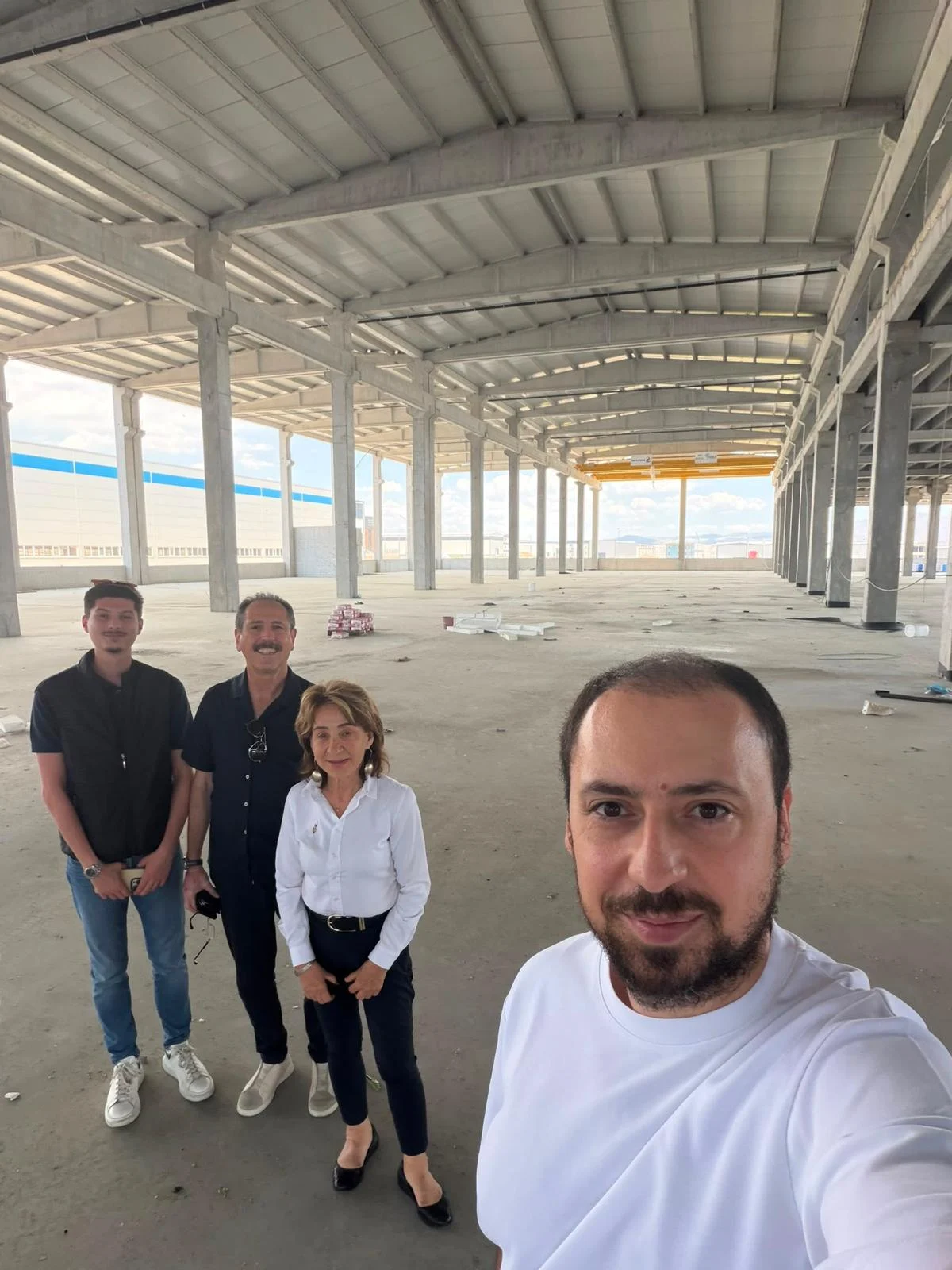 Yapımı süren üretim alanında firma yetkilileriyle